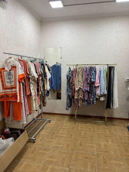 Паркентский вещевой базар продаётся магазин