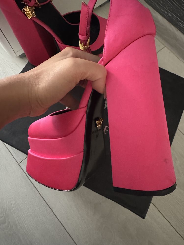 Обувки на висок ток Versace