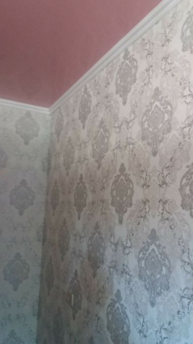 Клею обои и галтели.