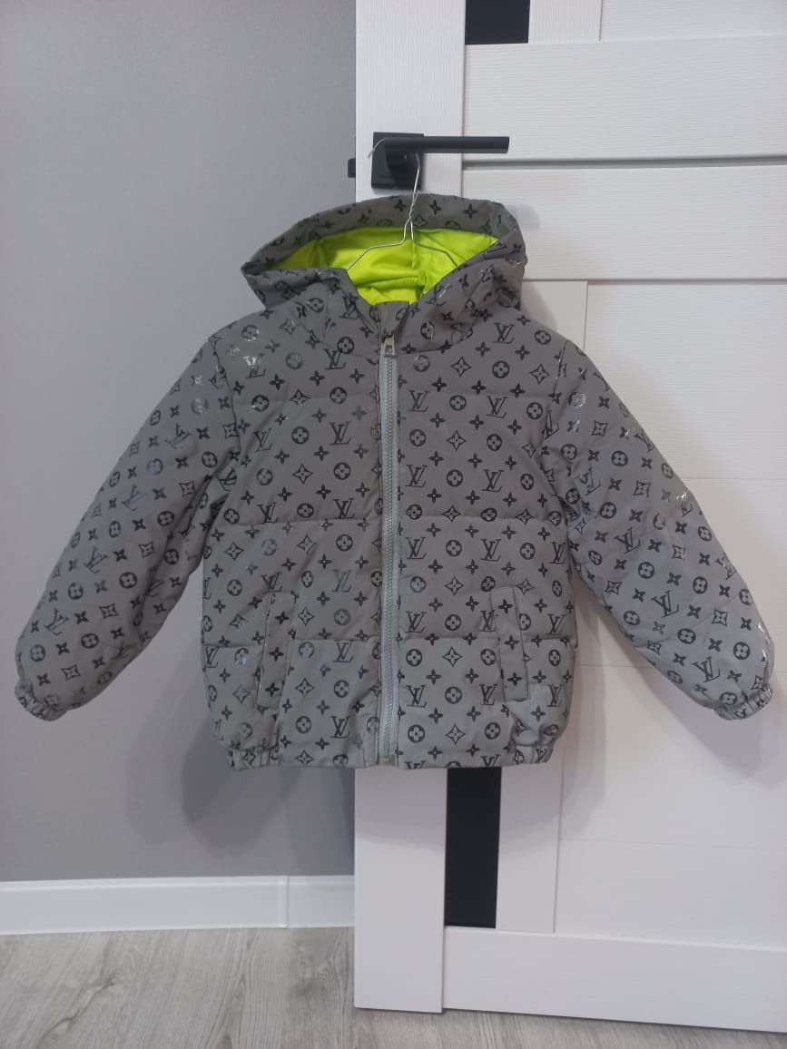 Продам детскую куртку унисекс размер 5-7 лет