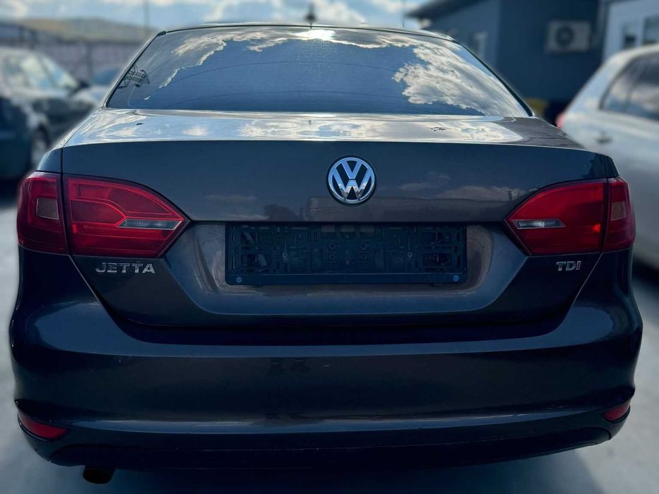 Dezmembrez VW Jetta 1.6D CAY 5+1trepte cod cutie LHW 2012 culoare LH8Z