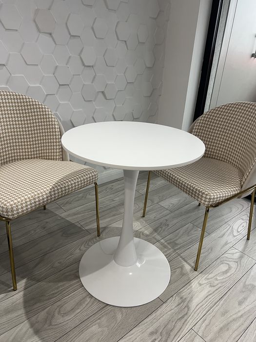 Vând masă rotundă cu un picior