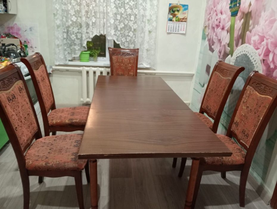 Срочно продам стол и стулья вместе.