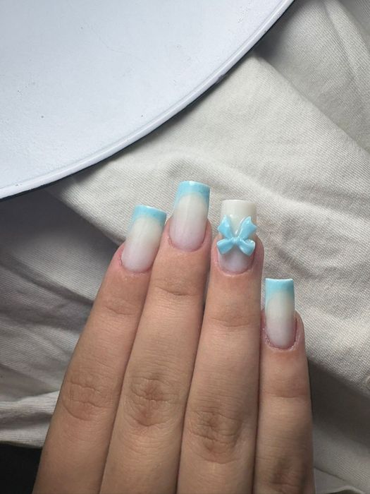 Ofer servicii de manichiura, pedichiura