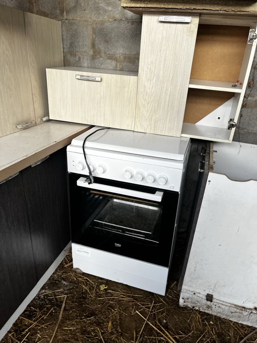 Продам мебель кухненый гарнитор, шкаф,газ, туалет,