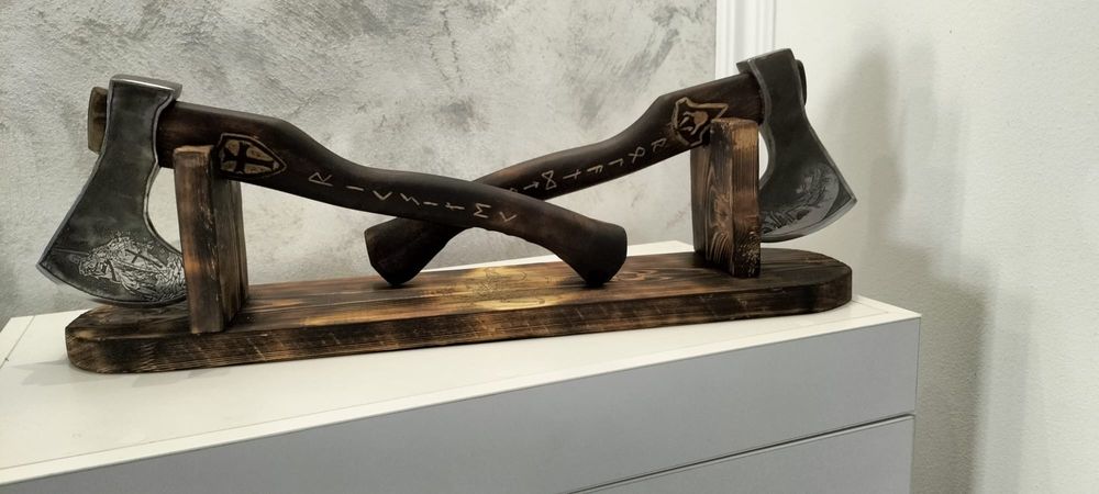 Sculpturi și topoare gravate