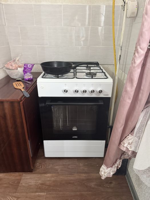Газ плита четырех кампорный и печка
