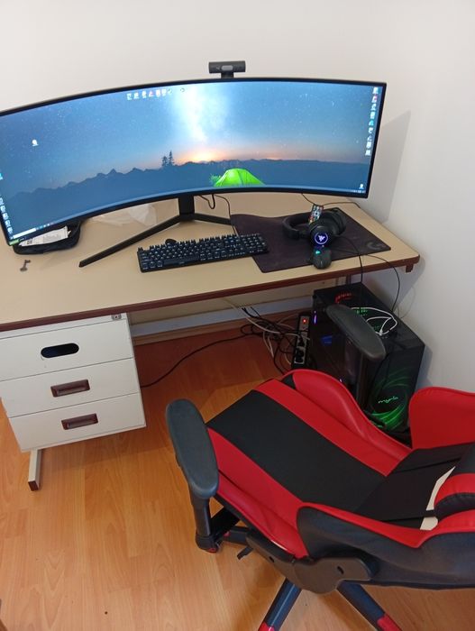 Vând PC Gaming PRO merge or ce joc . PC-ul rulează or ce joc perfect .