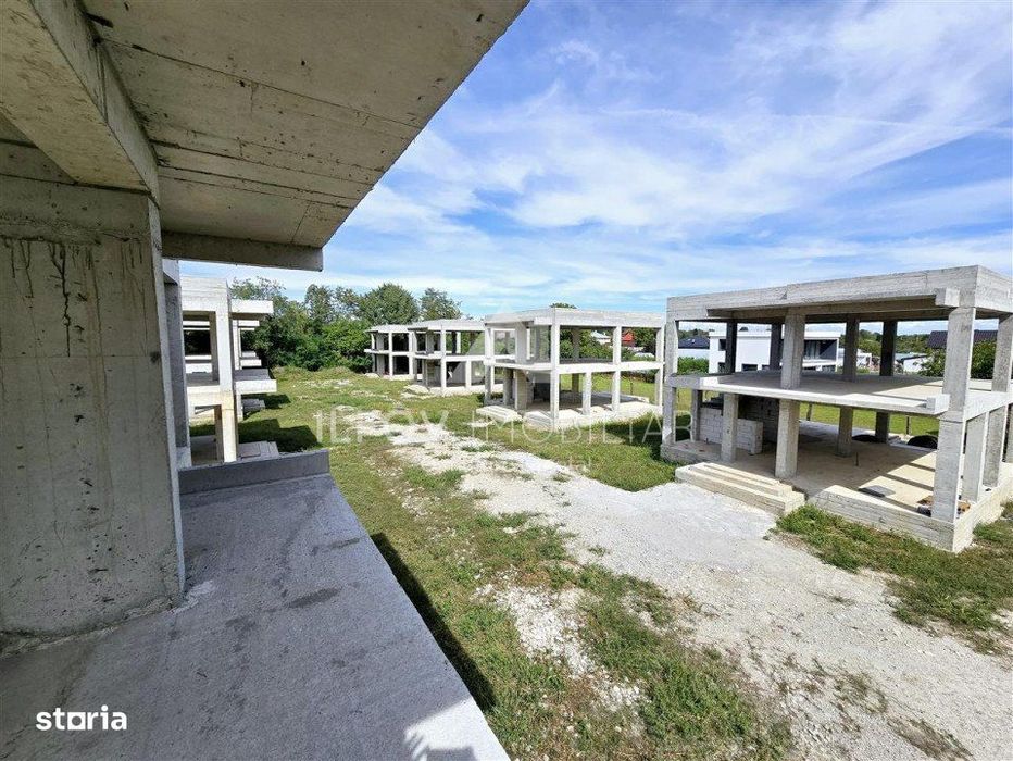 Ansamblu 8 case la structura, 3298mp teren, autorizatie valabila