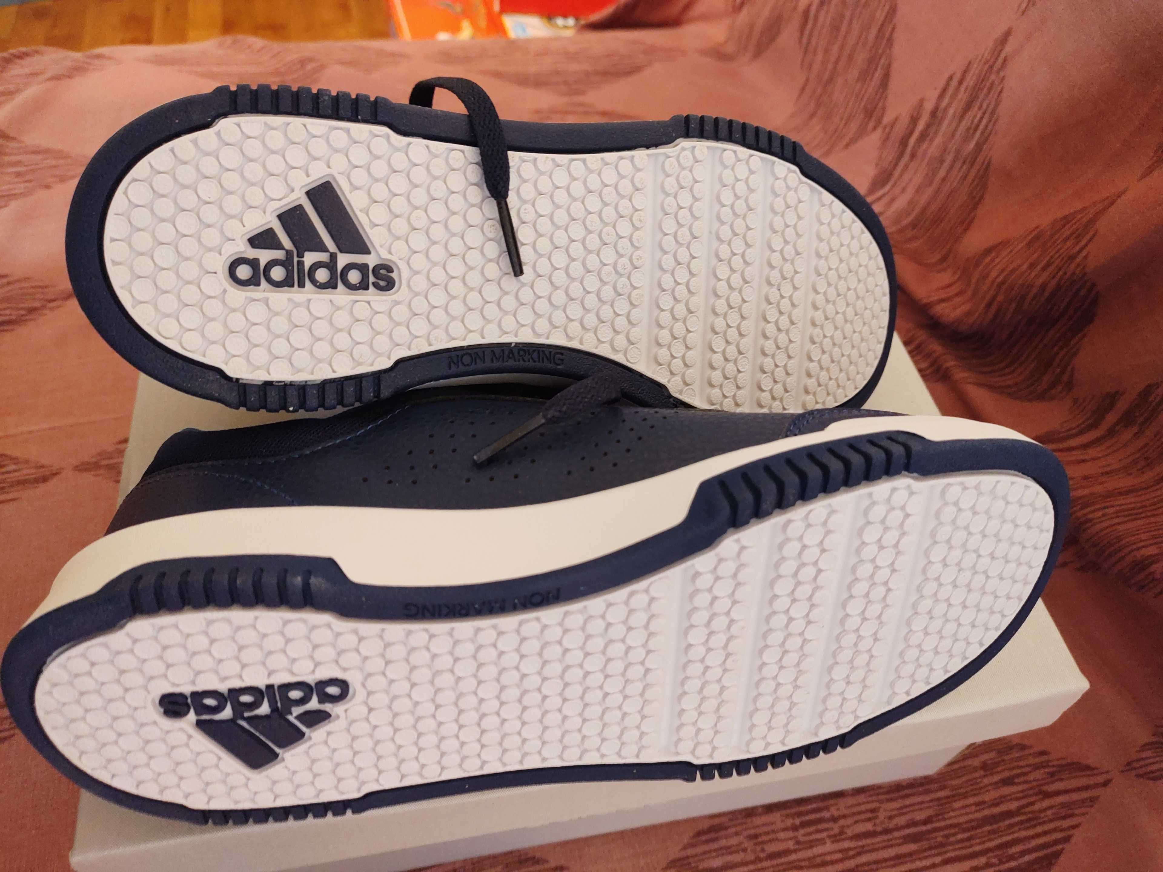Adidas нови 23 см стелка. Нови
