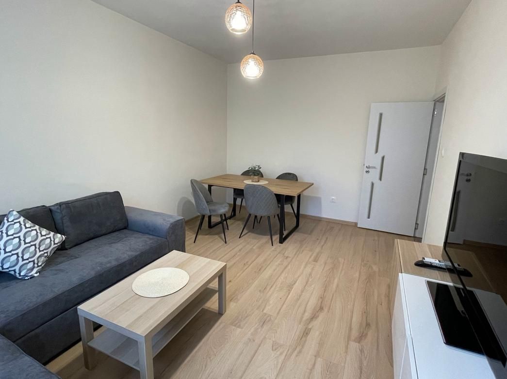 Дава се под наем Тристаен апартамент в Пловдив, Център - 75 кв.м за 425 € - Снимка #1