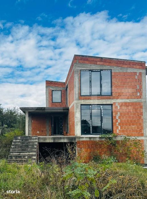 Casa noua la rosu, tencuita interior, cu teren generos si garaj dublu!