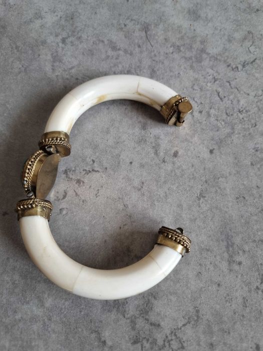 гривна във винтидж стил със син камък