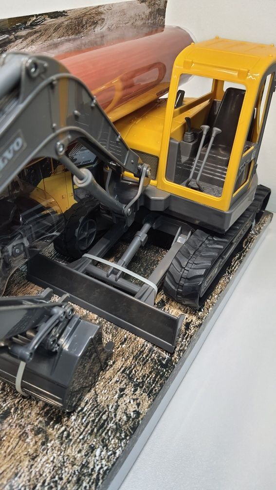 Jucarie excavator Volvo ECR88D. Scara 1/18, 37 cm