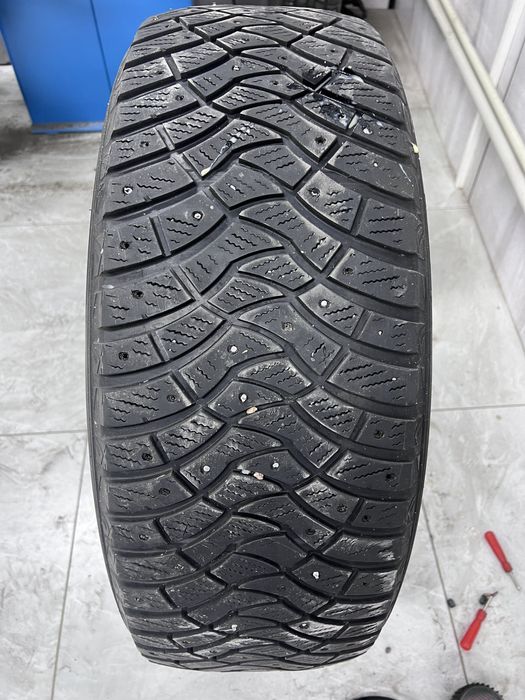 Продам шины зимние шипованные 235/55/19