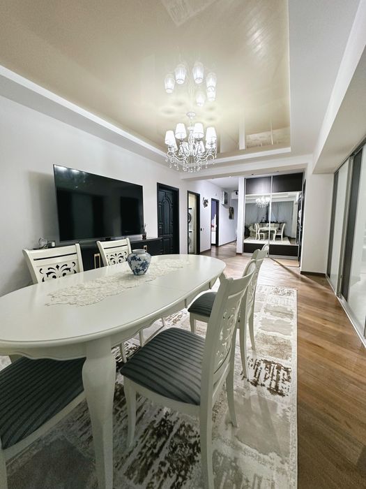 кровати, обеденный стол, мягкая мебель