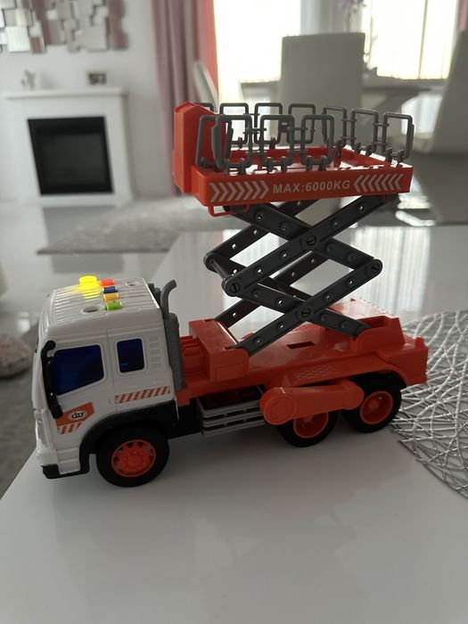 Camion cu macara