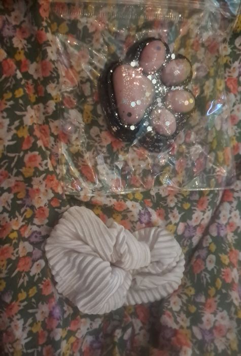 DE VÂNZARE! taba squishy negru cu sclipici și elastic de păr scrunchie