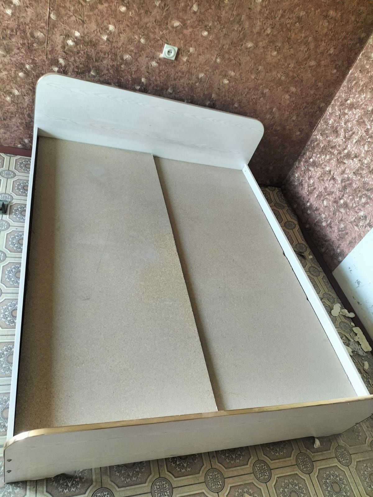 Продам кровать 2х спальный без матраса