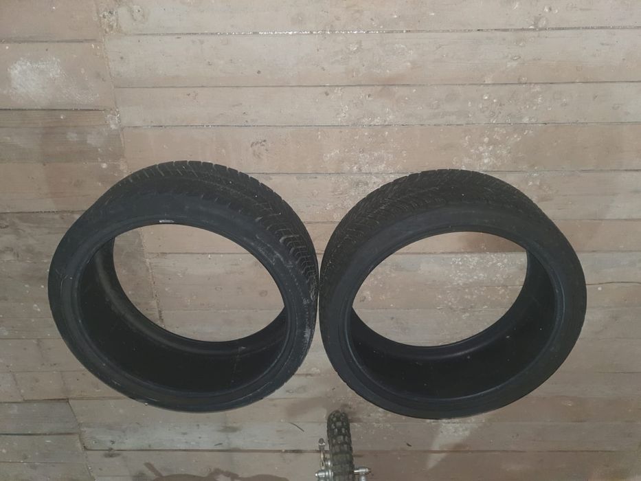 Vand 2 cauciucuri de iarna