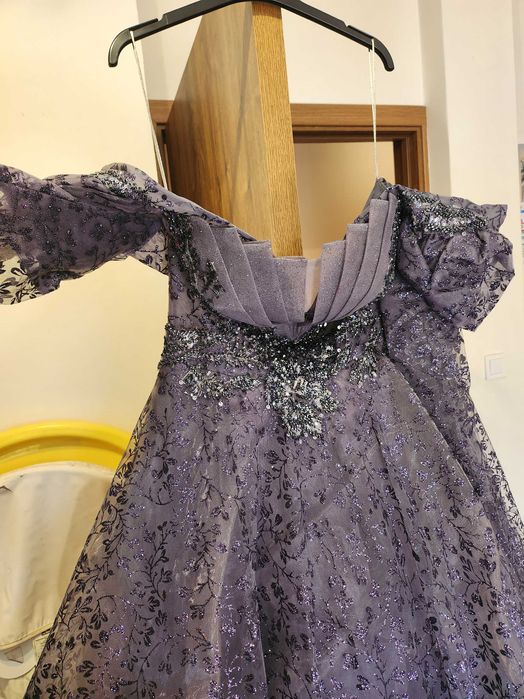 Красива рокля покрита с камъни блясък