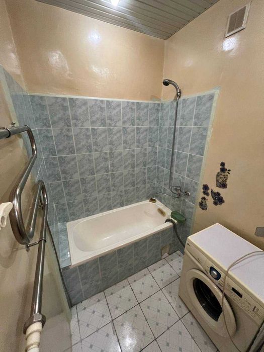 Чиланзар 11-кв, 1/4/4, балкон 1,5х3 Средний ремонт