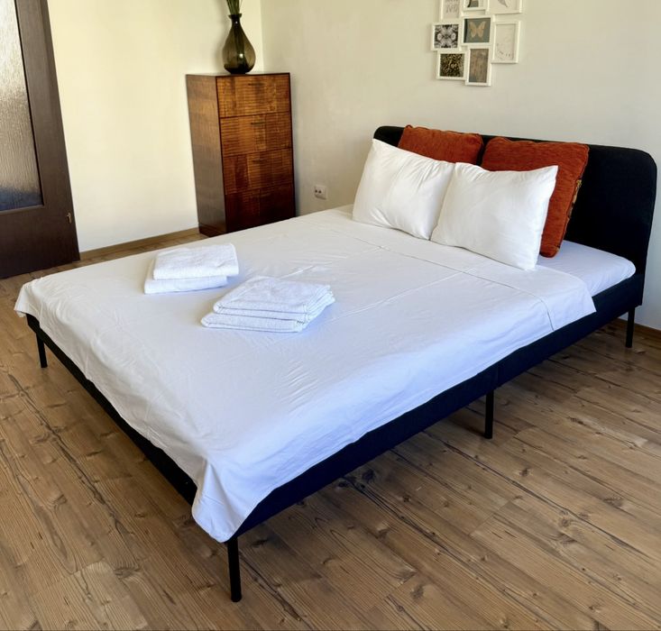 Pat tapitat  160*200 /dulap /masa/scaun ikea