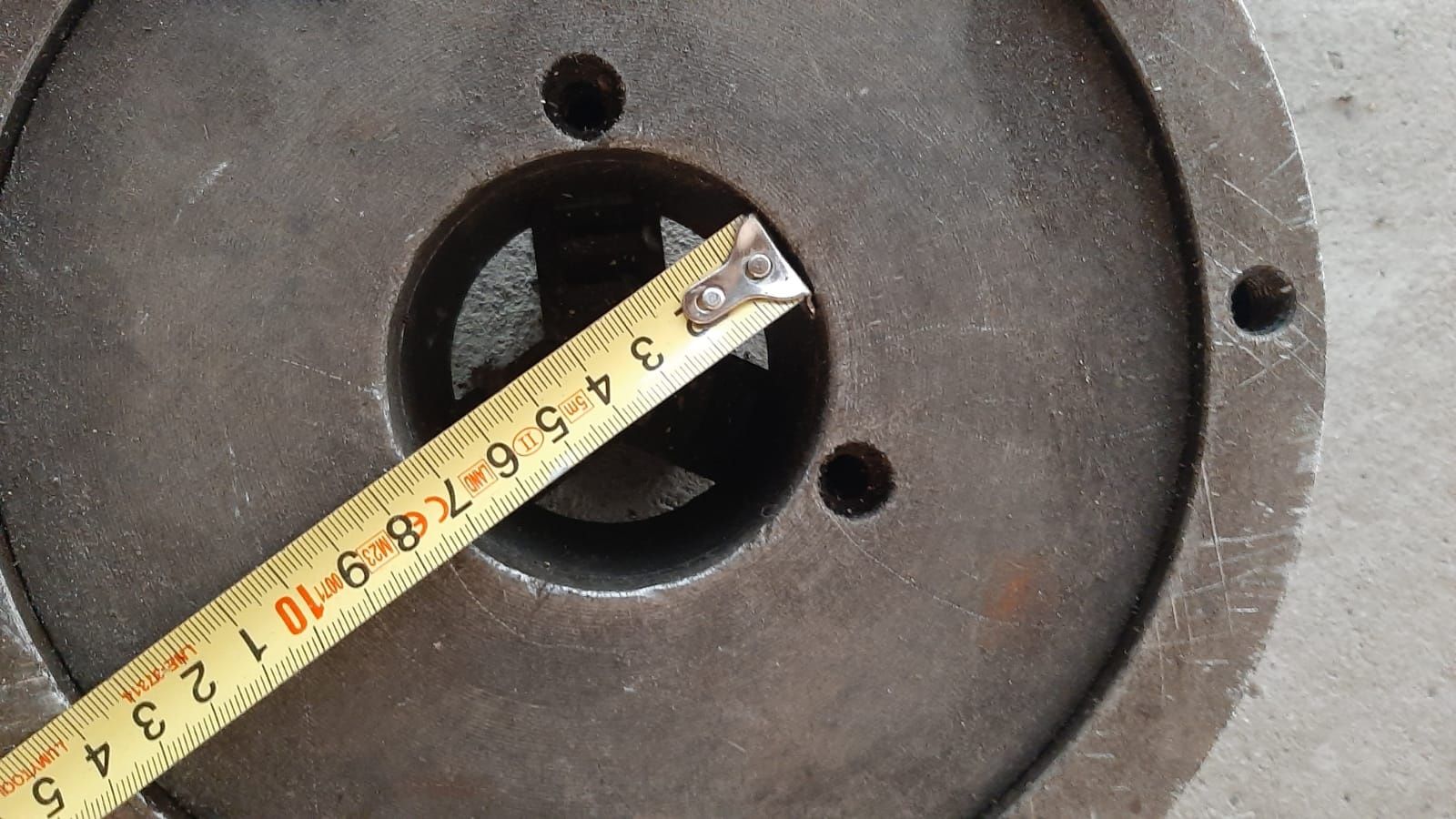 Vând universal strung 250mm