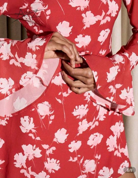 Рокля с гол гръб