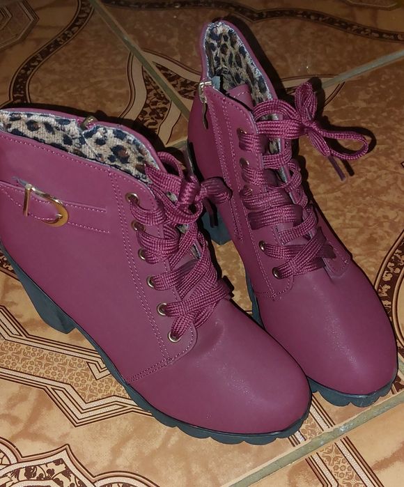 Ghete de damă cu toc gros și platformă