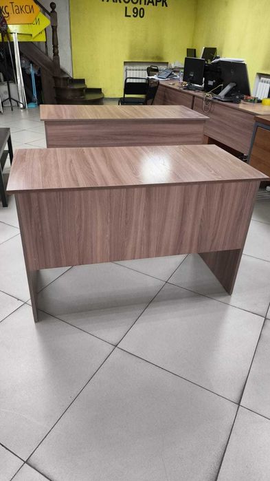 стол для офиса в отличном состояний
