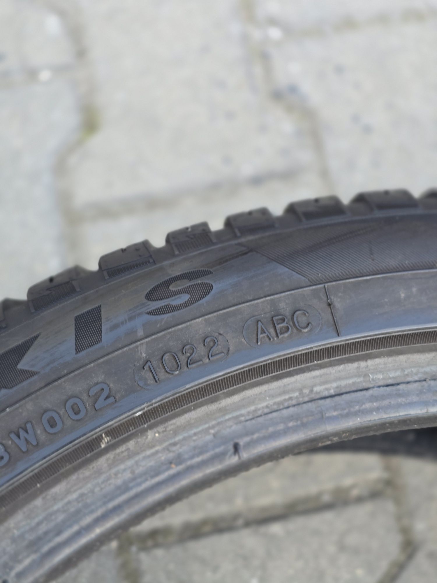 245 40 19 maxxis