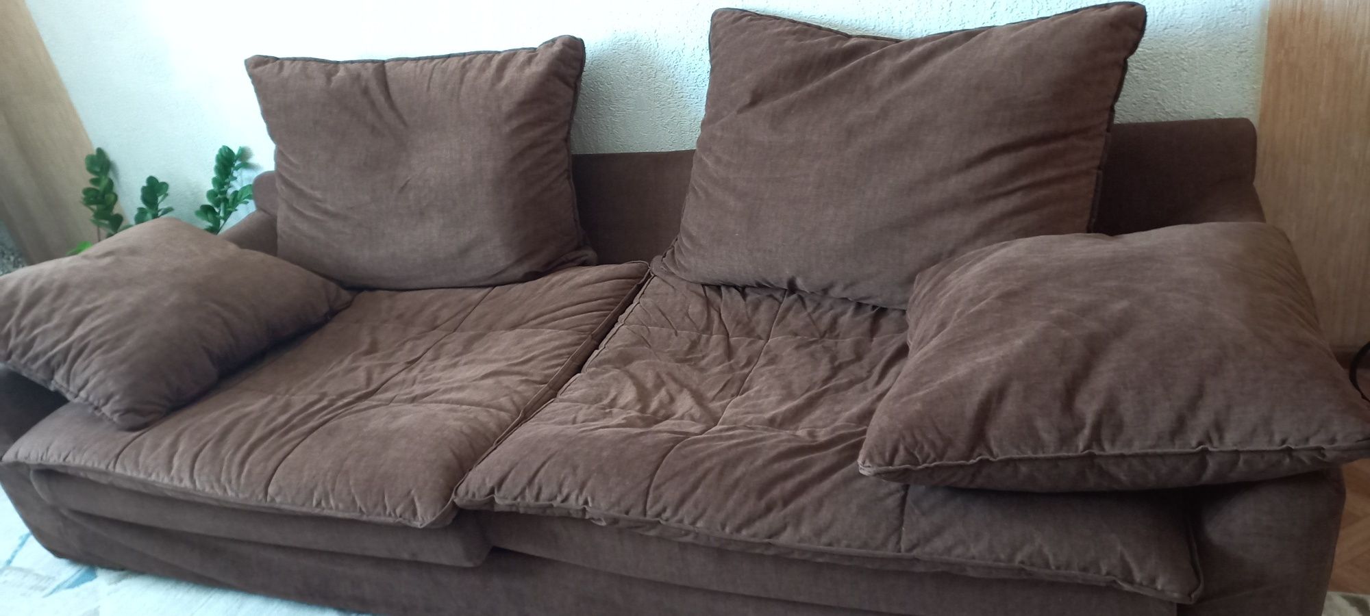 Продаётся мягкий диван в хорошем состоянии практически новый