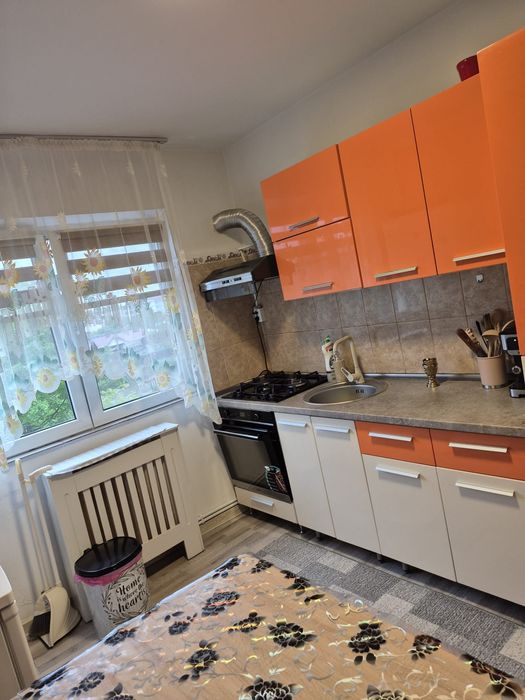 Vând apartament cu 4 camere