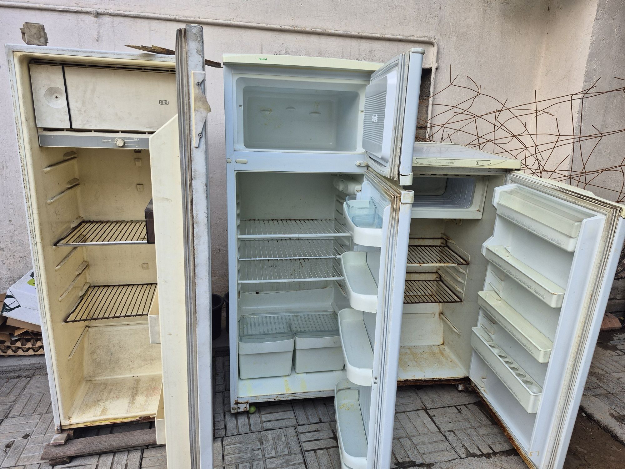 Холодильники продаётся срочно. 3 штук