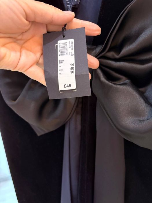 Продам новое короткое нарядное красивое платье .