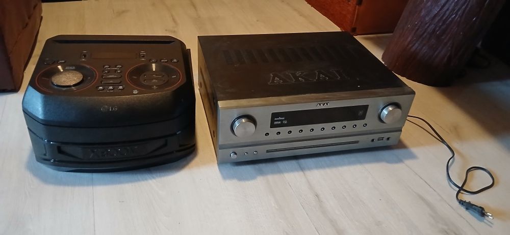 Vand lg xboom rnc9 si statie akai pt piese.