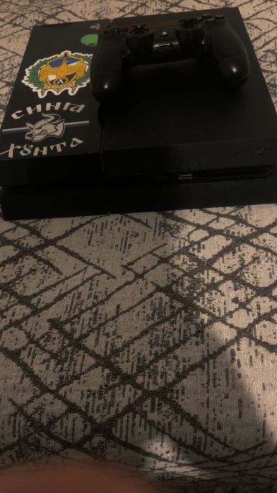 PlayStation 4 с игри и един джойстик