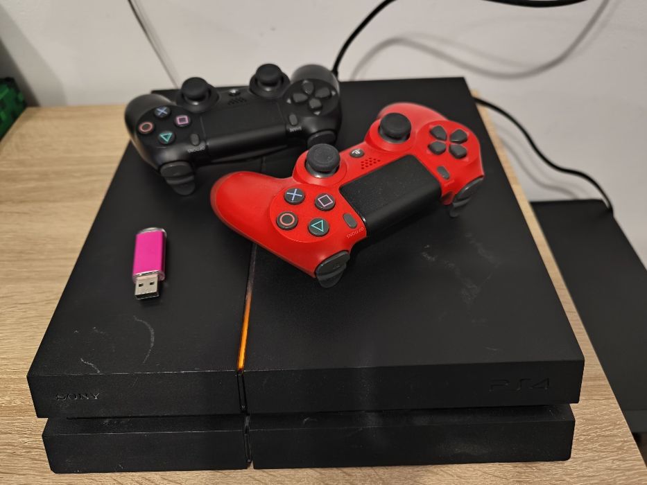 Vând consola PS4 phat modata firmware 9.0