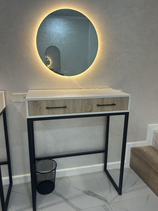 Стол и зеркало для макияжа новый