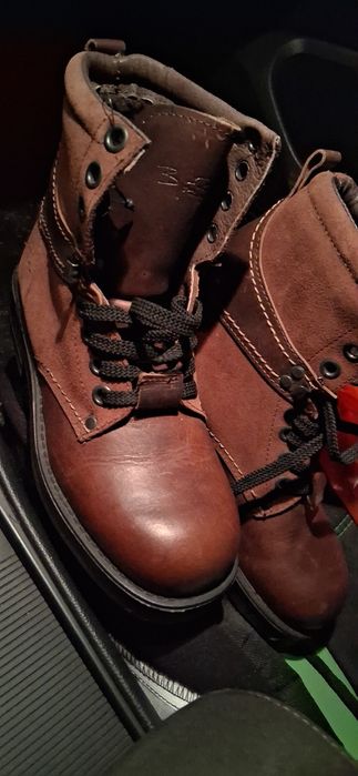 Bocanci    din     piele