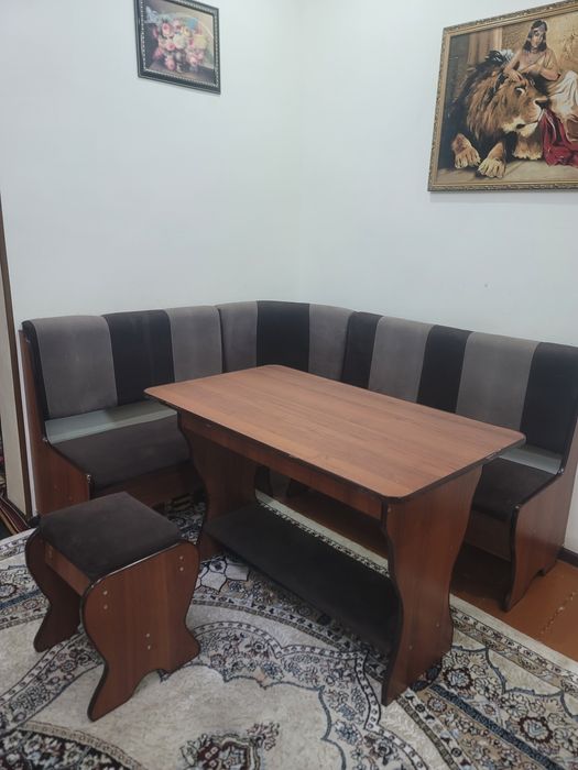 Продаётся кухонный уголок с пуфиком