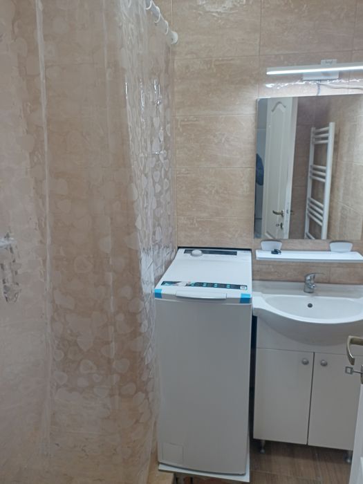 Închiriez cameră cu baie proprie și bucătărie