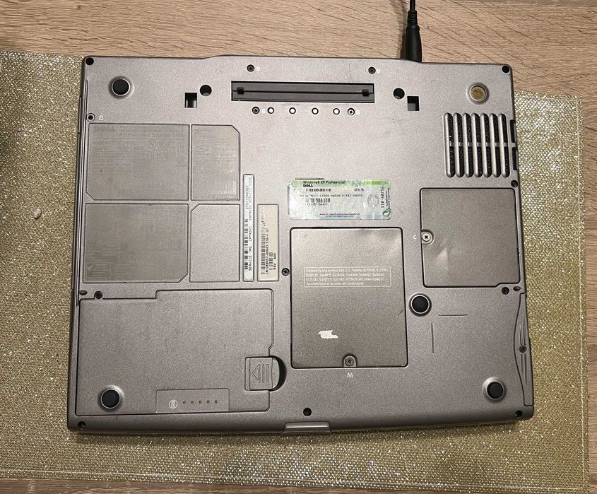 Laptop Dell Inspiron 600m – Funcțional, cu încărcător original - retro