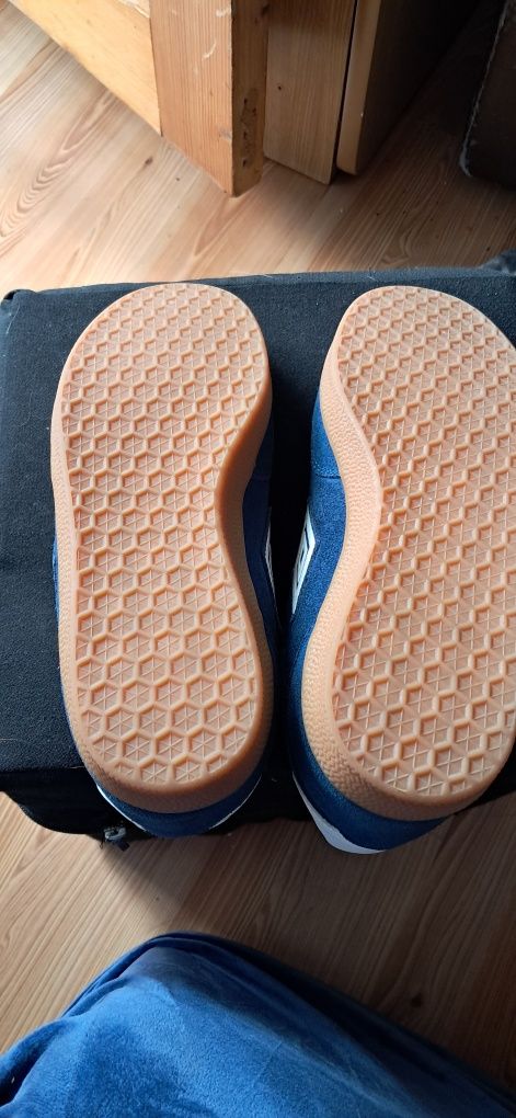 Pantofi sport UMBRO noi, piele întoarsă