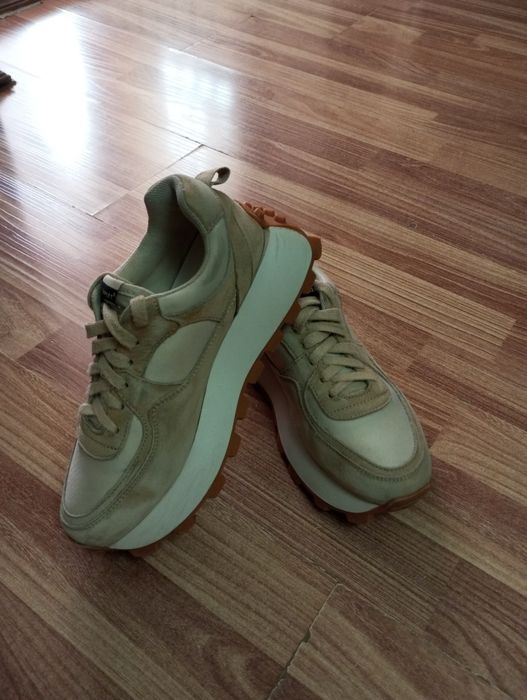 Продам замшевые кроссовки