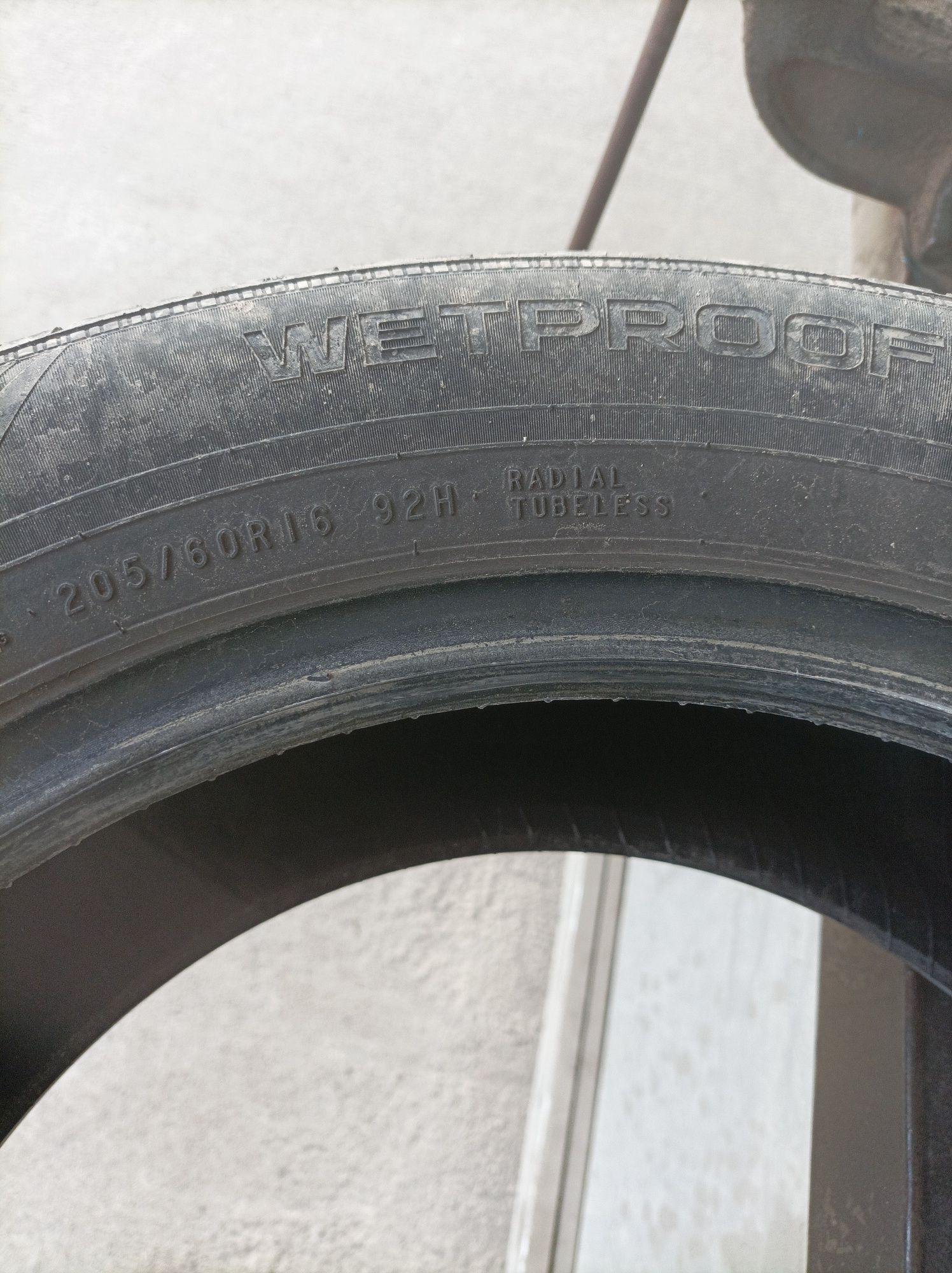 Продавам 2 летни гуми 205/60/16 Nokian wetproof -35 лв/бр.