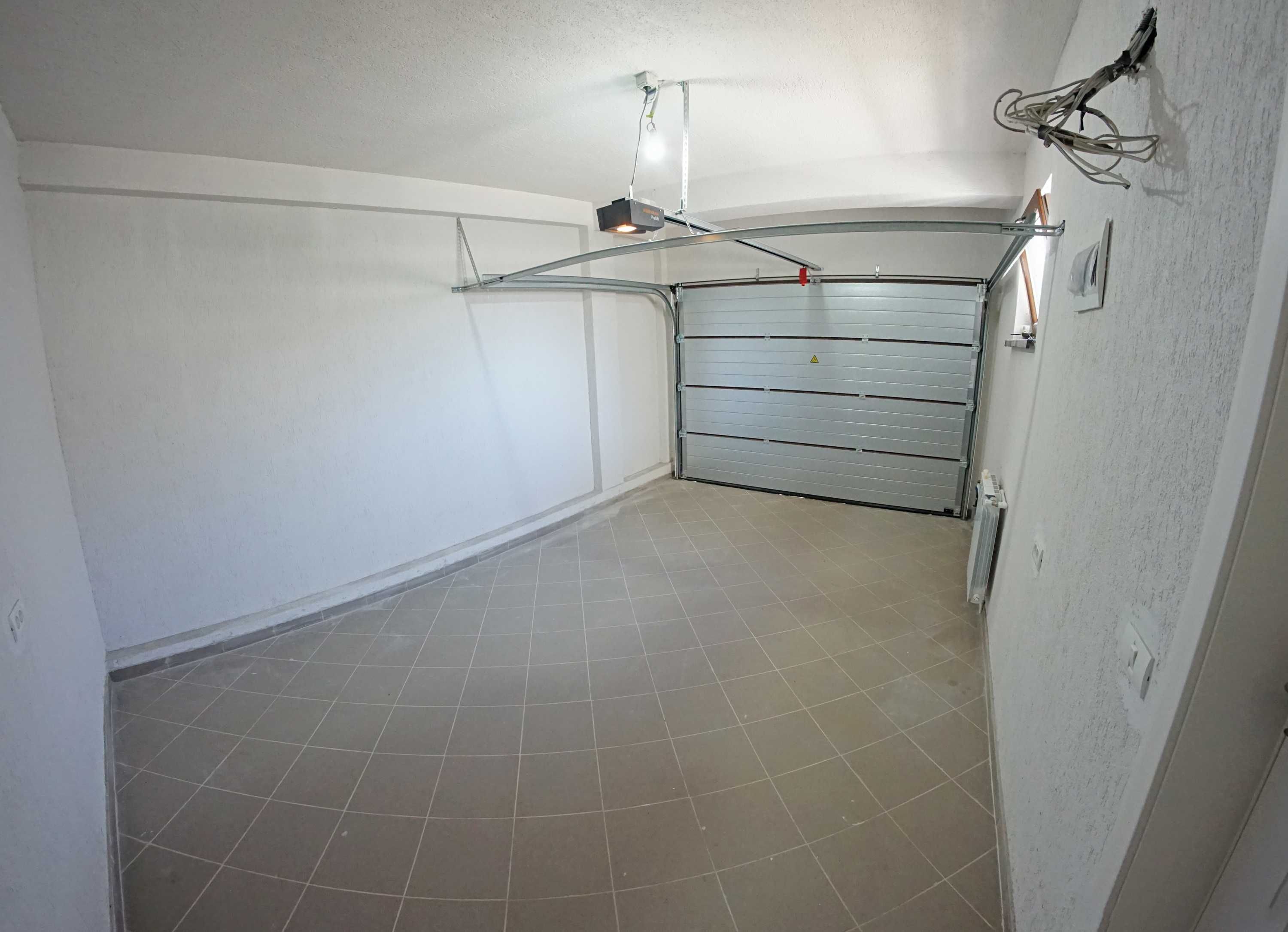VILĂ de LUX - 5 camere,3 băi,terasă închisă, garaj,vedere lac,FINISATĂ