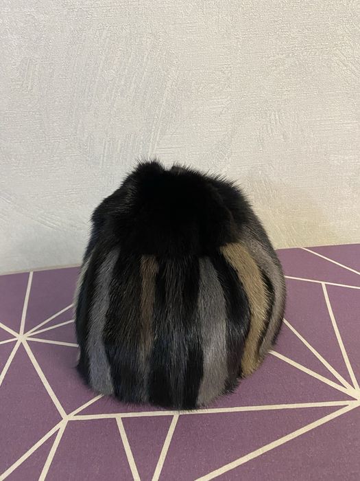 Продам норковую шапку цвет черный с полосками