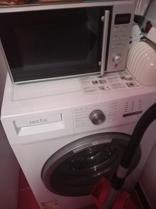 Vând cuptor cu microunde